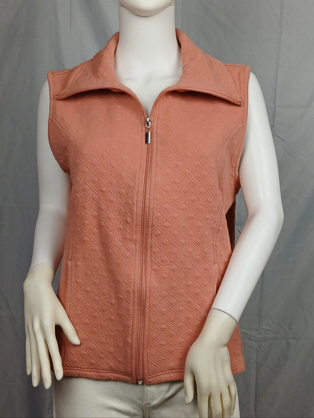 Hastings & Smith Sleeveless Zip Up Vest in Peach Coral